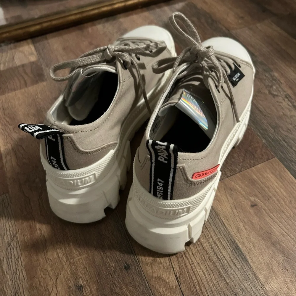 Palladium Platform Revolt Lo Sneakers - Size 8